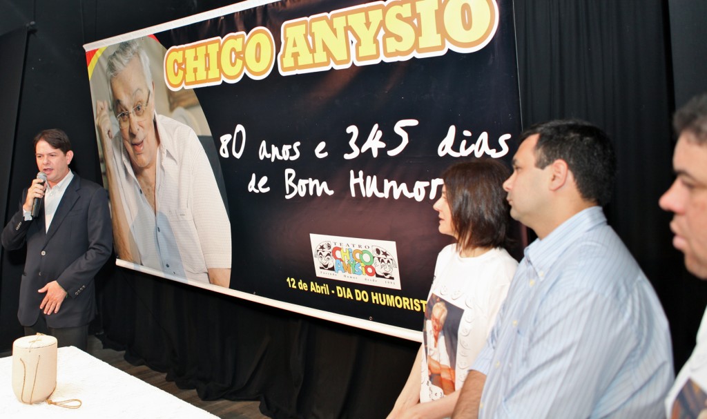 O Governador do Ceará Cid Gomes falou no palco do Teatro homenageando Chico Anysio. Na fotografia, além do Governador estão Malga, George Valentim (Prefeito de Maranguape) e André Lucas